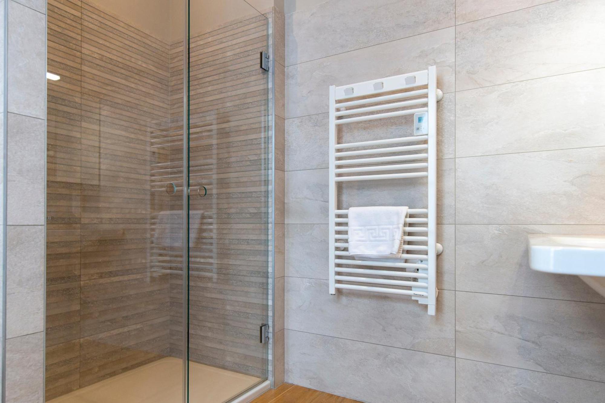 Escale Rochelaise, Gite Urbain Avec Spa Bain Nordique Et Sauna Tonneau La Rochelle  Eksteriør billede