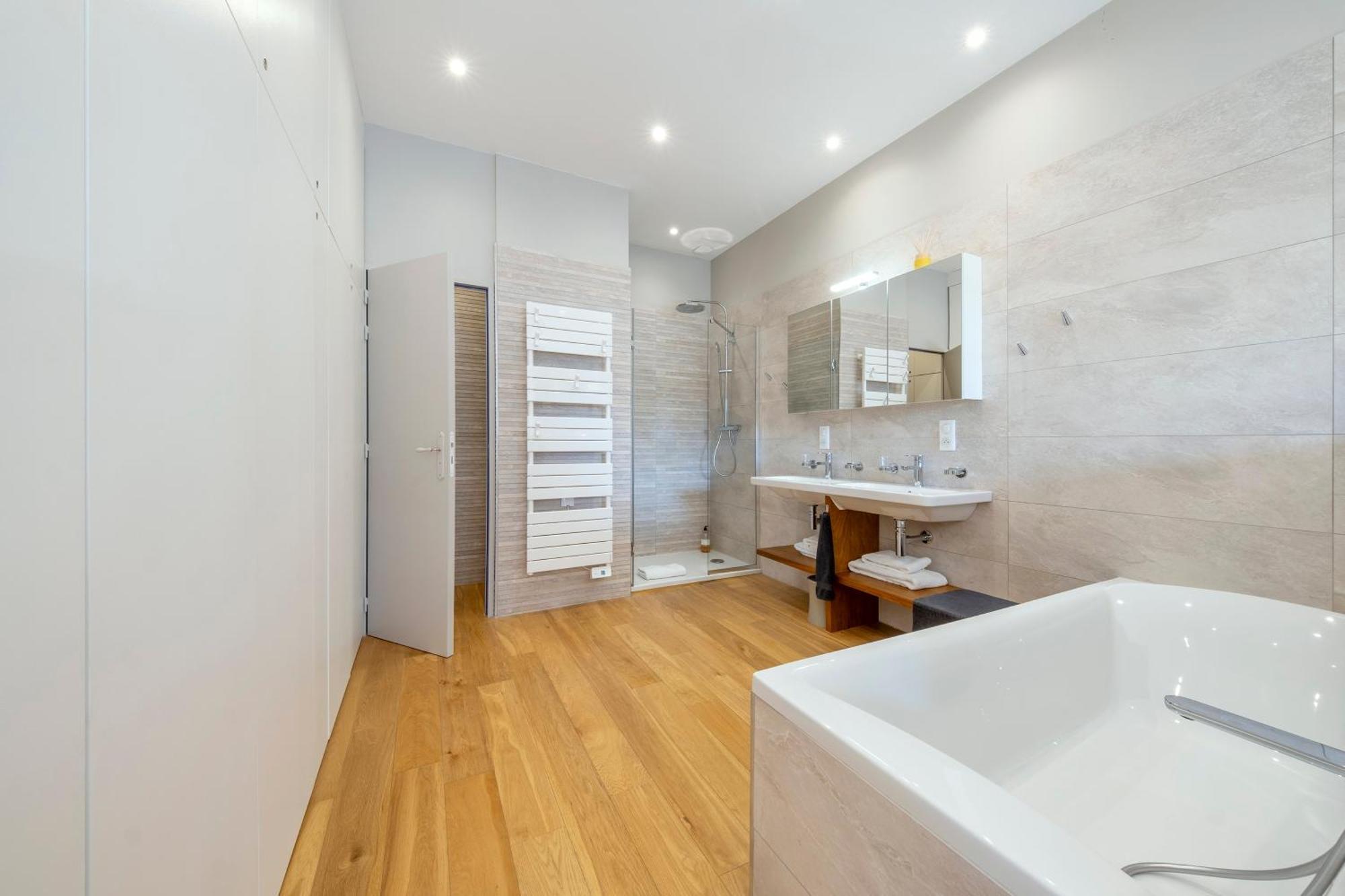 Escale Rochelaise, Gite Urbain Avec Spa Bain Nordique Et Sauna Tonneau La Rochelle  Eksteriør billede
