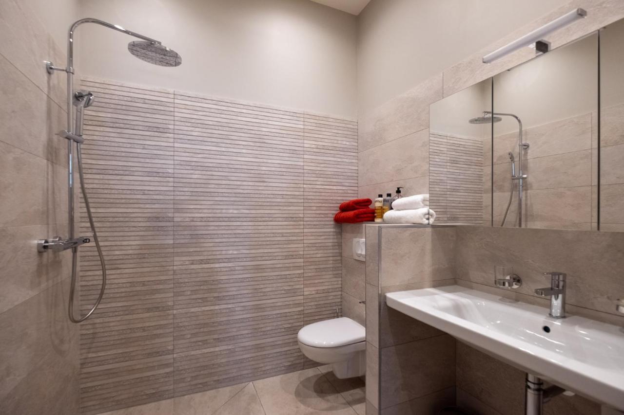 Escale Rochelaise, Gite Urbain Avec Spa Bain Nordique Et Sauna Tonneau La Rochelle  Eksteriør billede